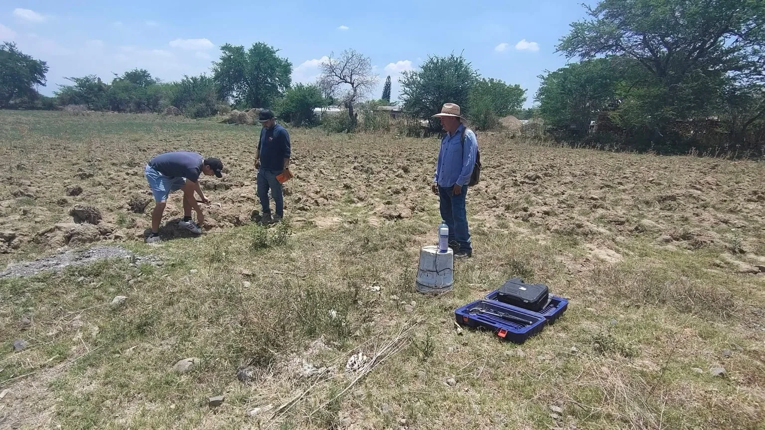 Personal realizando evaluación técnica en campo